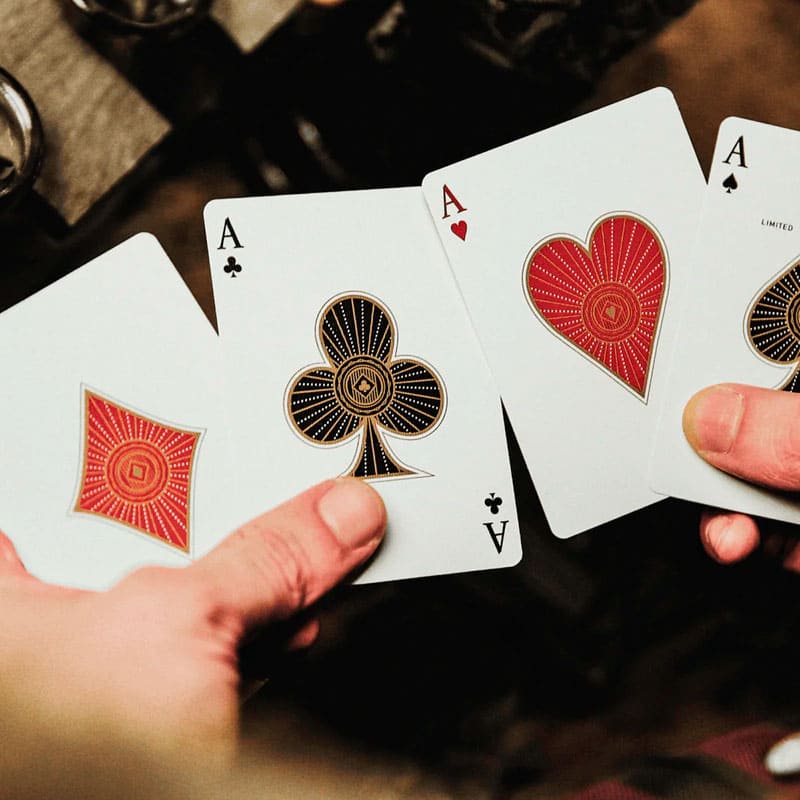 Baralho Edição Limitada College White 2 Unidades - Preto e Branco Gelo - Mercado de Luxo - O Maior E-Commerce de Bens, Produtos e Serviços de Luxo do Brasil.