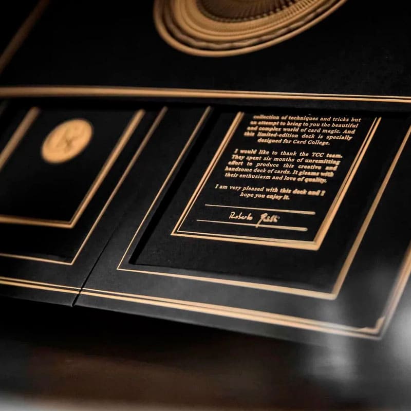 Baralho Edição Limitada College Black 2 Unidades - Preto e Branco Gelo - Mercado de Luxo - O Maior E-Commerce de Bens, Produtos e Serviços de Luxo do Brasil.