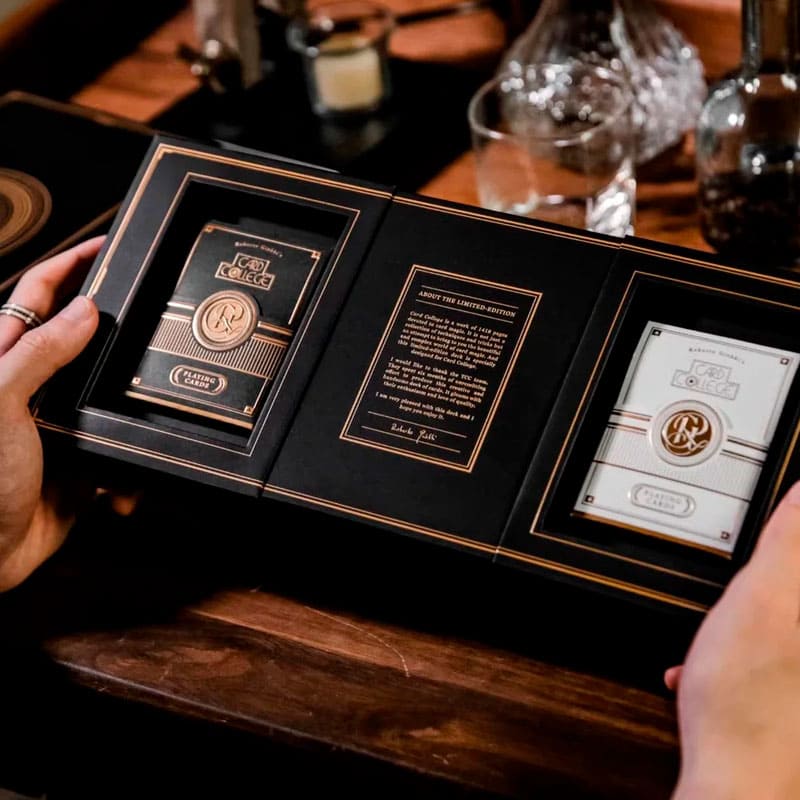 Baralho Edição Limitada College Black 2 Unidades - Preto e Branco Gelo - Mercado de Luxo - O Maior E-Commerce de Bens, Produtos e Serviços de Luxo do Brasil.