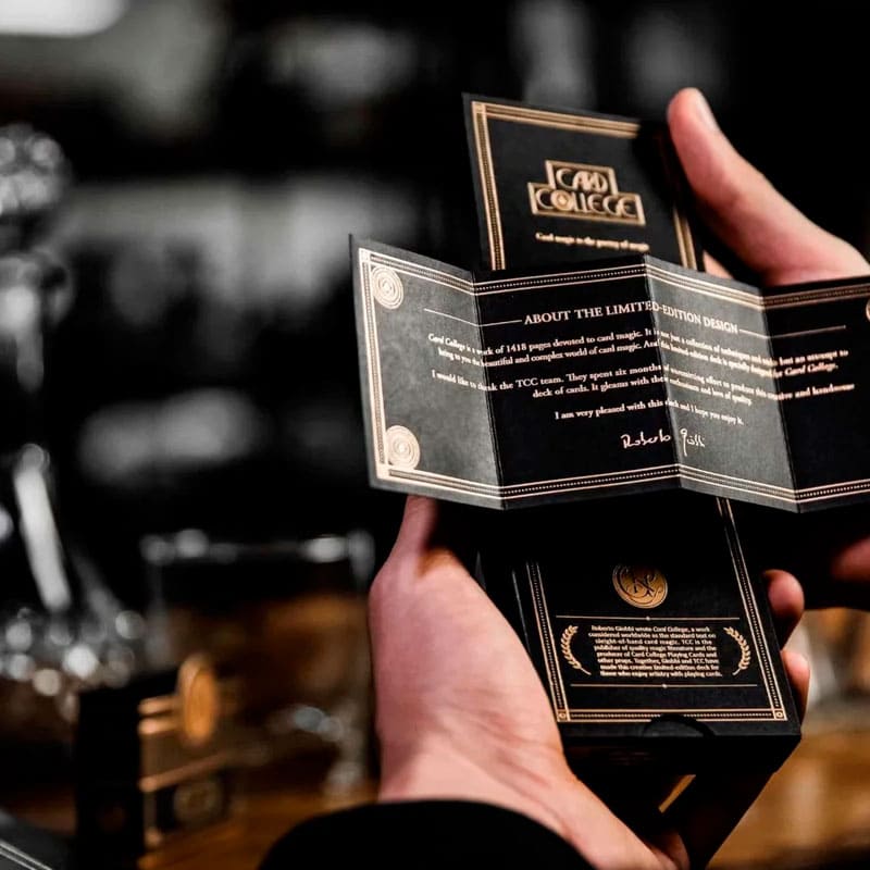 Baralho Edição Limitada College Black 2 Unidades - Preto e Branco Gelo - Mercado de Luxo - O Maior E-Commerce de Bens, Produtos e Serviços de Luxo do Brasil.