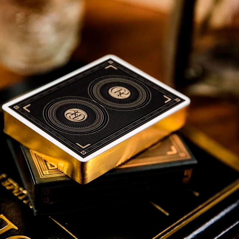 Baralho Edição Limitada College Black 2 Unidades - Preto e Branco Gelo - Mercado de Luxo - O Maior E-Commerce de Bens, Produtos e Serviços de Luxo do Brasil.