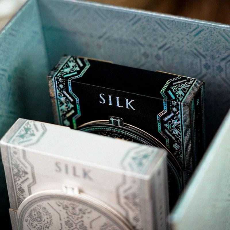 Baralho Edição Limitada Silk Black 2 Unidades - Preto e Branco - Mercado de Luxo - O Maior E-Commerce de Bens, Produtos e Serviços de Luxo do Brasil.