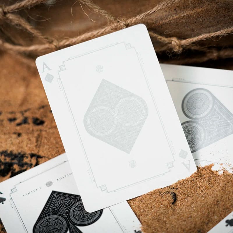 Baralho Edição Limitada Silk Black 2 Unidades - Preto e Branco - Mercado de Luxo - O Maior E-Commerce de Bens, Produtos e Serviços de Luxo do Brasil.