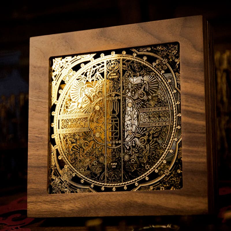 Baralho Edição Limitada Four Seasons Wooden Box 2 Unidades - Prata e Dourado - Mercado de Luxo - O Maior E-Commerce de Bens, Produtos e Serviços de Luxo do Brasil.