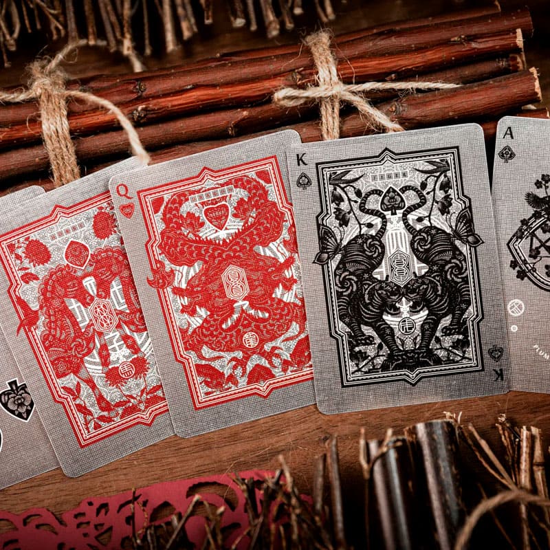 Baralho Edição Limitada Four Seasons Wooden Box 2 Unidades - Prata e Dourado - Mercado de Luxo - O Maior E-Commerce de Bens, Produtos e Serviços de Luxo do Brasil.