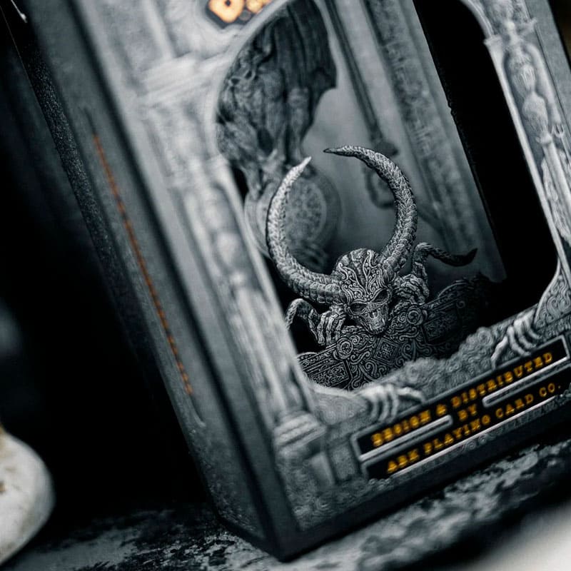 Baralho Edição Limitada Devildom Dark Evil 2 Unidades - Prata e Preto - Mercado de Luxo - O Maior E-Commerce de Bens, Produtos e Serviços de Luxo do Brasil.