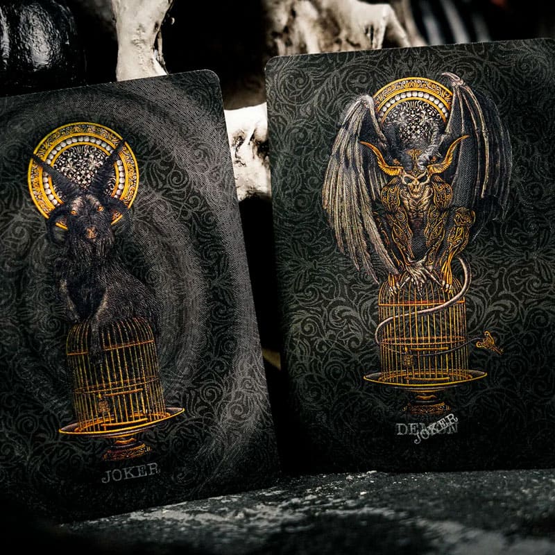 Baralho Edição Limitada Devildom Dark Evil 2 Unidades - Prata e Preto - Mercado de Luxo - O Maior E-Commerce de Bens, Produtos e Serviços de Luxo do Brasil.