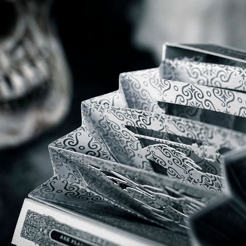 Baralho Edição Limitada Devildom Dark Evil 2 Unidades - Prata e Preto - Mercado de Luxo - O Maior E-Commerce de Bens, Produtos e Serviços de Luxo do Brasil.