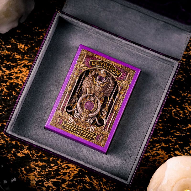 Baralho Edição Limitada Devildom Leather Box 1 Unidade - Violeta - Mercado de Luxo - O Maior E-Commerce de Bens, Produtos e Serviços de Luxo do Brasil.