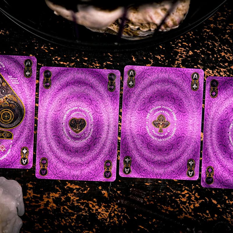 Baralho Edição Limitada Devildom Leather Box 1 Unidade - Violeta - Mercado de Luxo - O Maior E-Commerce de Bens, Produtos e Serviços de Luxo do Brasil.