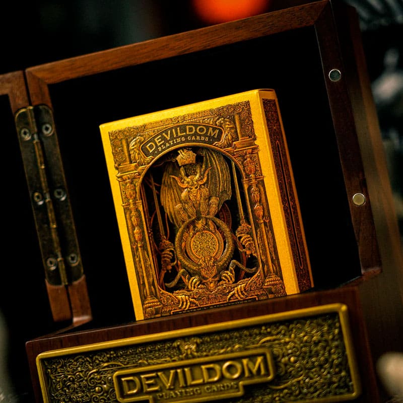 Baralho Edição Limitada Devildom Deluxe Walnut Box 1 Unidade - Dourado - Mercado de Luxo - O Maior E-Commerce de Bens, Produtos e Serviços de Luxo do Brasil.