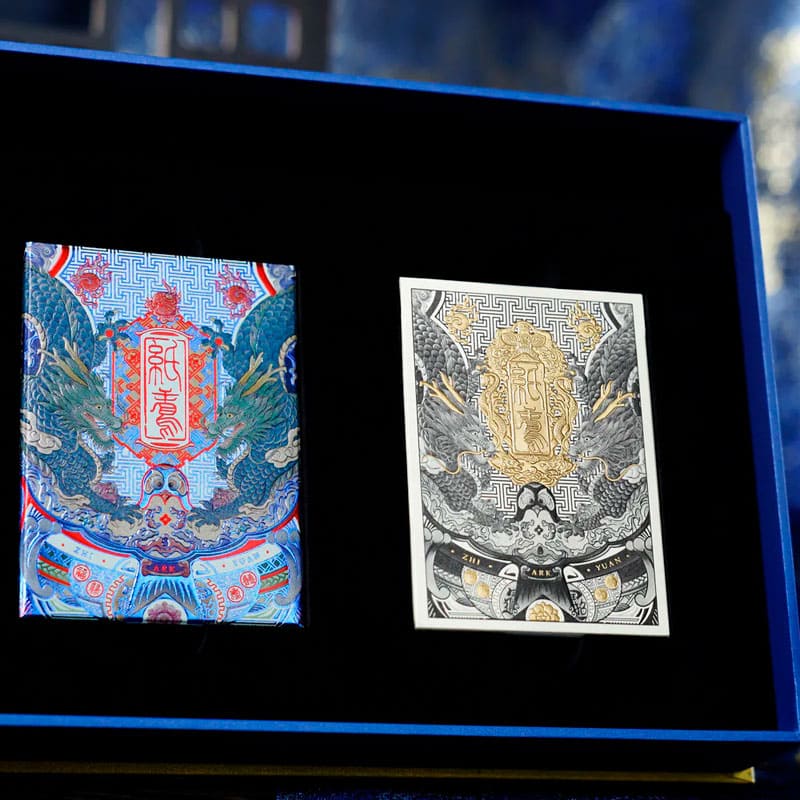 Baralho Edição Limitada Kite Artist Box 2 Unidades - Dourado e Azul - Mercado de Luxo - O Maior E-Commerce de Bens, Produtos e Serviços de Luxo do Brasil.