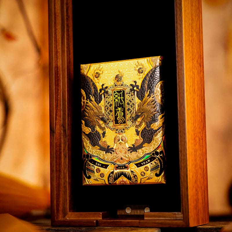 Baralho Edição Limitada Kite Collection Walnut Box 1 Unidade - Dourado - Mercado de Luxo - O Maior E-Commerce de Bens, Produtos e Serviços de Luxo do Brasil.