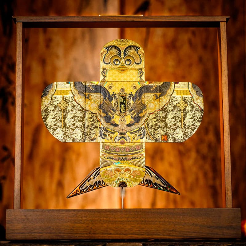 Baralho Edição Limitada Kite Collection Walnut Box 1 Unidade - Dourado - Mercado de Luxo - O Maior E-Commerce de Bens, Produtos e Serviços de Luxo do Brasil.