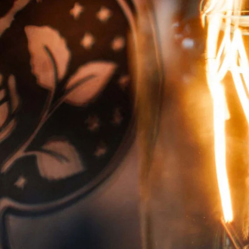 Luminária Antiga As de Espadas - Mercado de Luxo - O Maior E-Commerce de Bens, Produtos e Serviços de Luxo do Brasil.