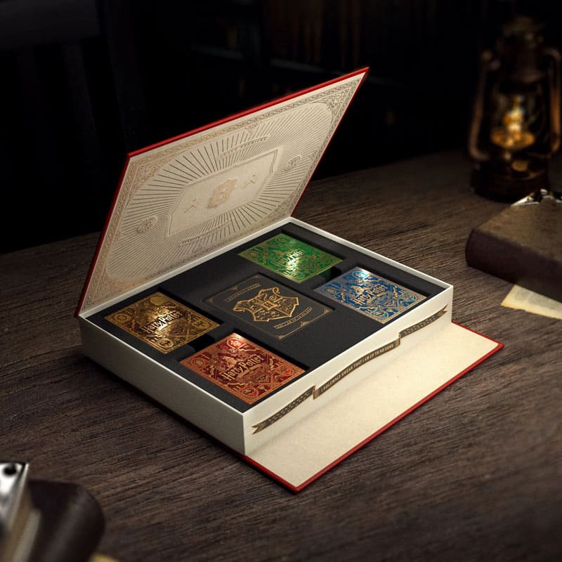 Baralho Harry Potter Collectors Edition Box 5 Unidades - Mercado de Luxo - O Maior E-Commerce de Bens, Produtos e Serviços de Luxo do Brasil.