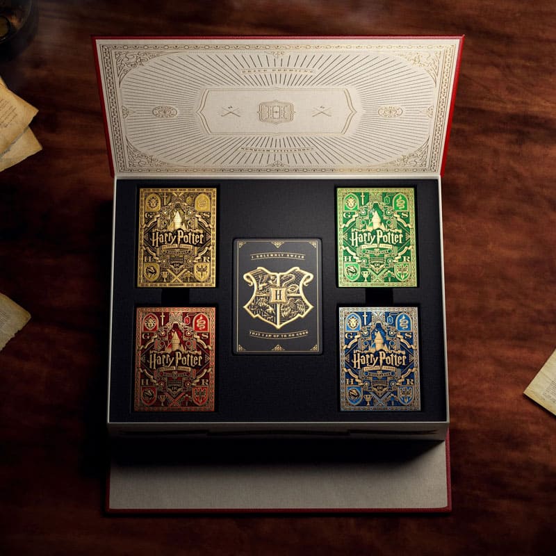 Baralho Harry Potter Collectors Edition Box 5 Unidades - Mercado de Luxo - O Maior E-Commerce de Bens, Produtos e Serviços de Luxo do Brasil.