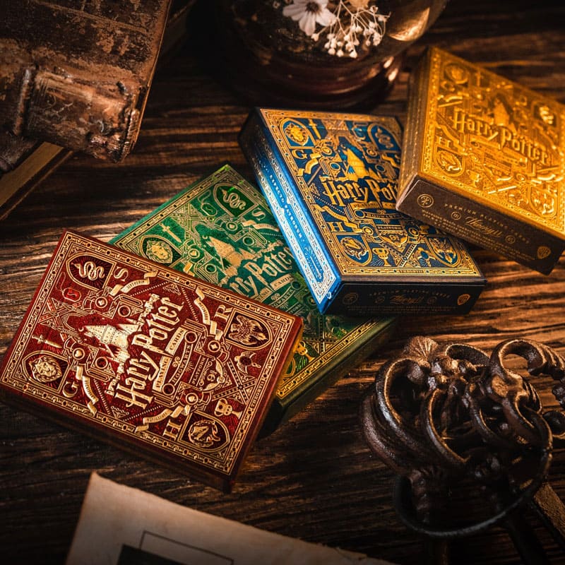 Baralho Harry Potter Collectors Edition Box 5 Unidades - Mercado de Luxo - O Maior E-Commerce de Bens, Produtos e Serviços de Luxo do Brasil.