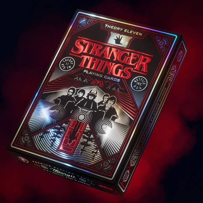Baralho Stranger Things Collectors Edition Box 3 Unidades - Mercado de Luxo - O Maior E-Commerce de Bens, Produtos e Serviços de Luxo do Brasil.