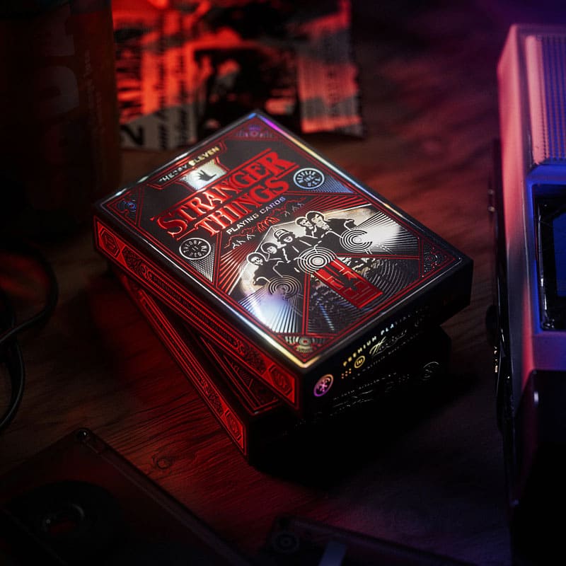 Baralho Stranger Things Collectors Edition Box 3 Unidades - Mercado de Luxo - O Maior E-Commerce de Bens, Produtos e Serviços de Luxo do Brasil.