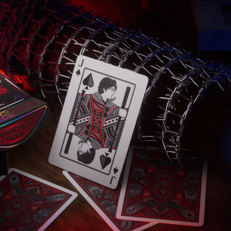 Baralho Stranger Things Collectors Edition Box 3 Unidades - Mercado de Luxo - O Maior E-Commerce de Bens, Produtos e Serviços de Luxo do Brasil.