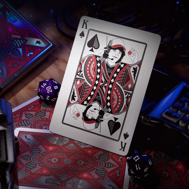 Baralho Stranger Things Collectors Edition Box 3 Unidades - Mercado de Luxo - O Maior E-Commerce de Bens, Produtos e Serviços de Luxo do Brasil.