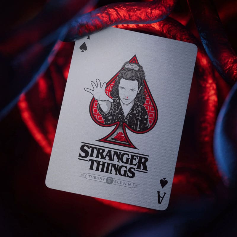 Baralho Stranger Things Collectors Edition Box 3 Unidades - Mercado de Luxo - O Maior E-Commerce de Bens, Produtos e Serviços de Luxo do Brasil.