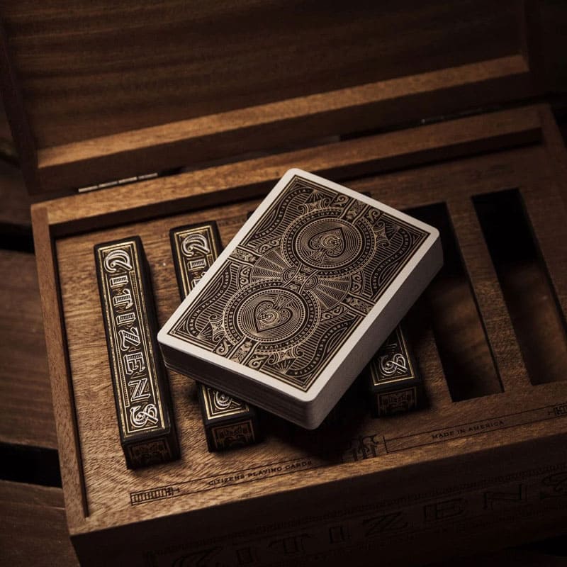 Baralho Citizens Wood Box 6 Unidades - Mercado de Luxo - O Maior E-Commerce de Bens, Produtos e Serviços de Luxo do Brasil.