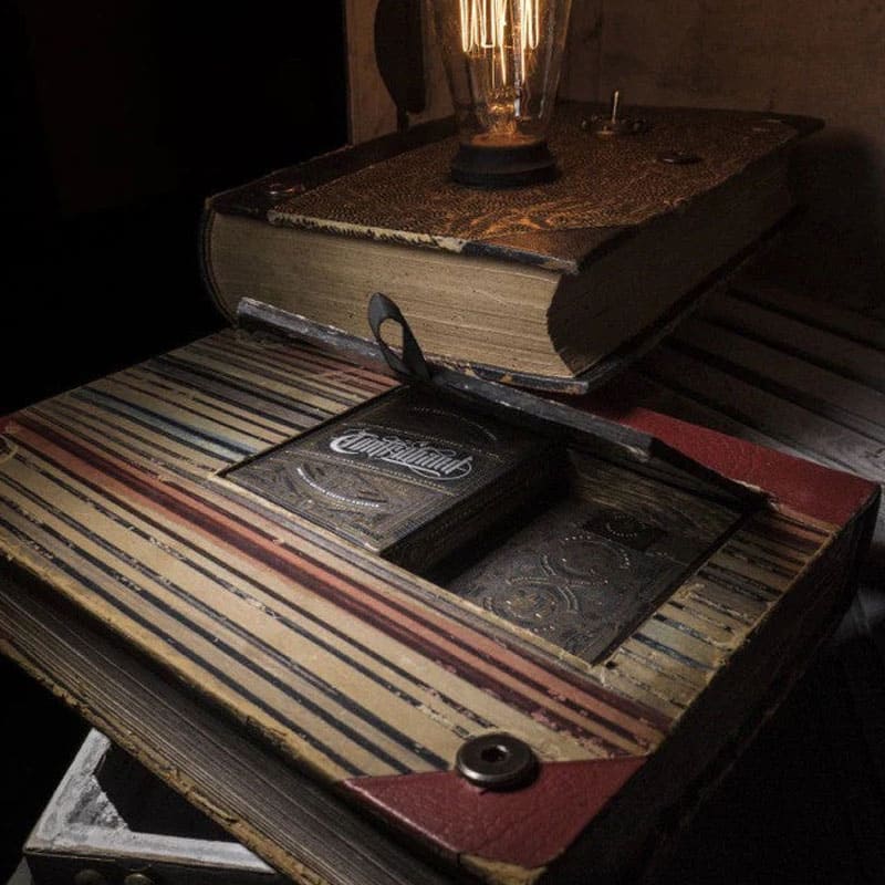 Caixa para Baralho The Contraband Book Lamps - Mercado de Luxo - O Maior E-Commerce de Bens, Produtos e Serviços de Luxo do Brasil.