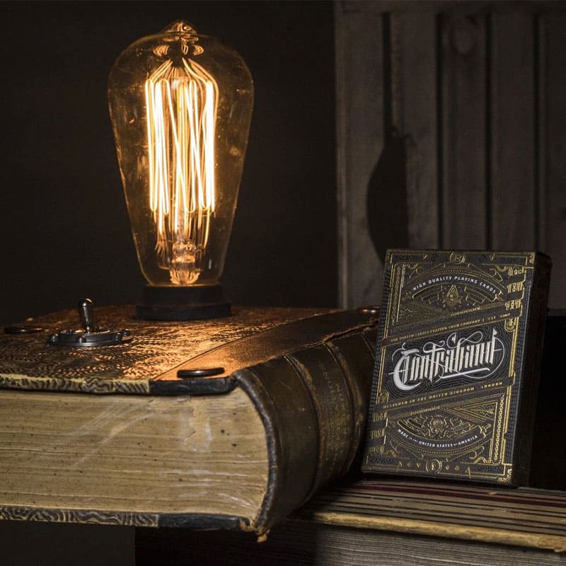 Caixa para Baralho The Contraband Book Lamps - Mercado de Luxo - O Maior E-Commerce de Bens, Produtos e Serviços de Luxo do Brasil.