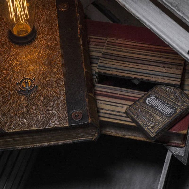 Caixa para Baralho The Contraband Book Lamps - Mercado de Luxo - O Maior E-Commerce de Bens, Produtos e Serviços de Luxo do Brasil.