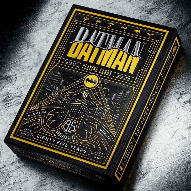 Baralho Batman 85th Anniversary Edition 3 Unidades - Mercado de Luxo - O Maior E-Commerce de Bens, Produtos e Serviços de Luxo do Brasil.