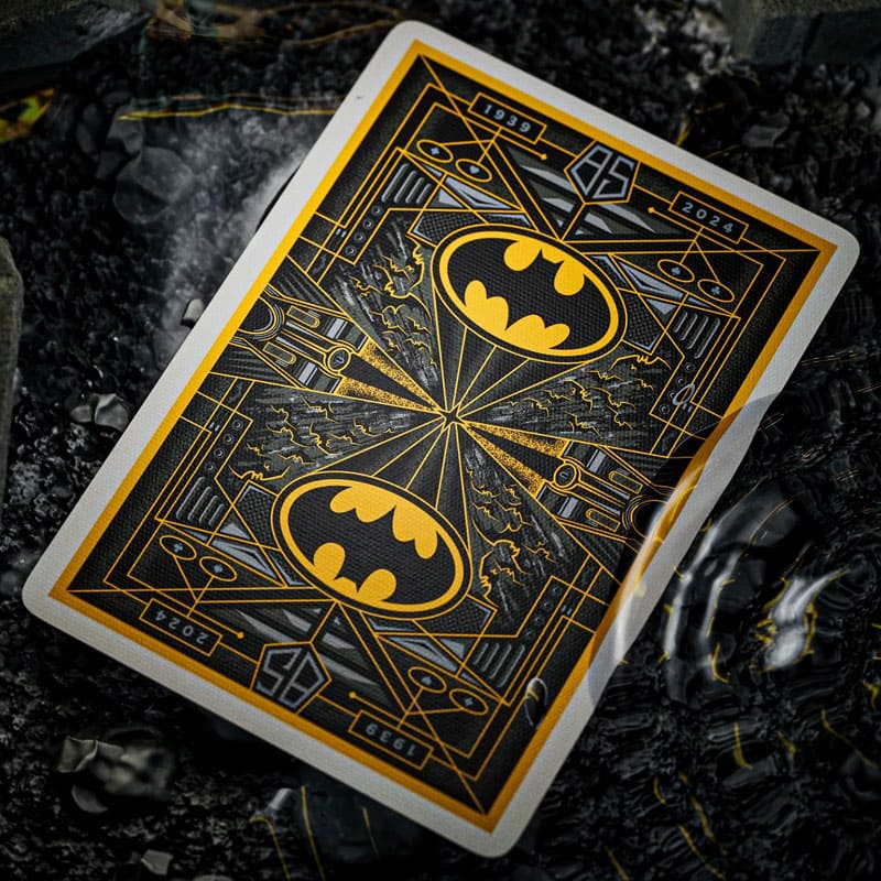 Baralho Batman 85th Anniversary Edition 3 Unidades - Mercado de Luxo - O Maior E-Commerce de Bens, Produtos e Serviços de Luxo do Brasil.
