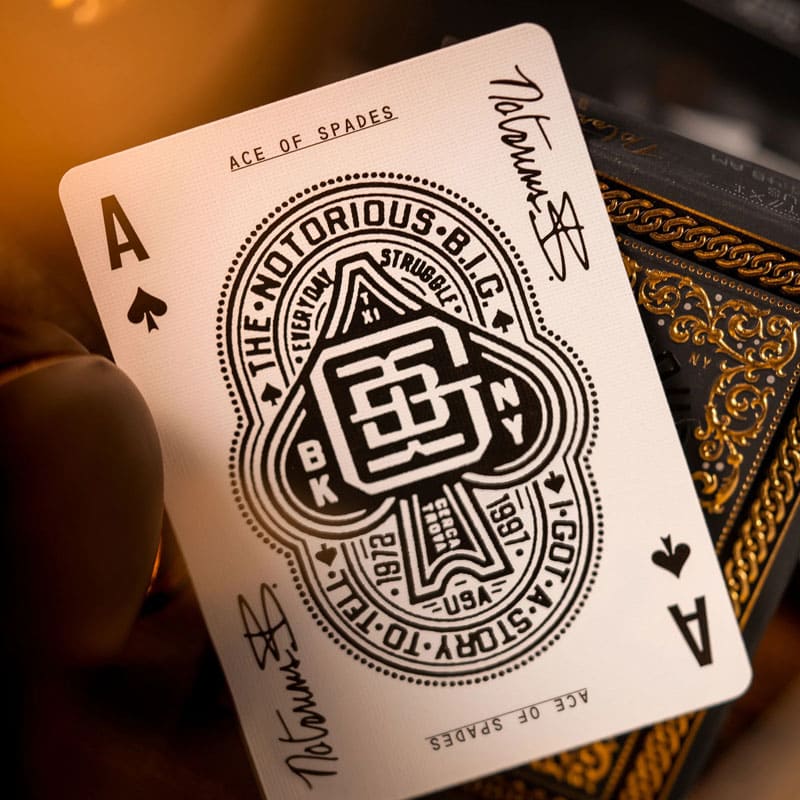 Baralho Notorious B.I.G The King Forever 3 Unidades - Mercado de Luxo - O Maior E-Commerce de Bens, Produtos e Serviços de Luxo do Brasil.