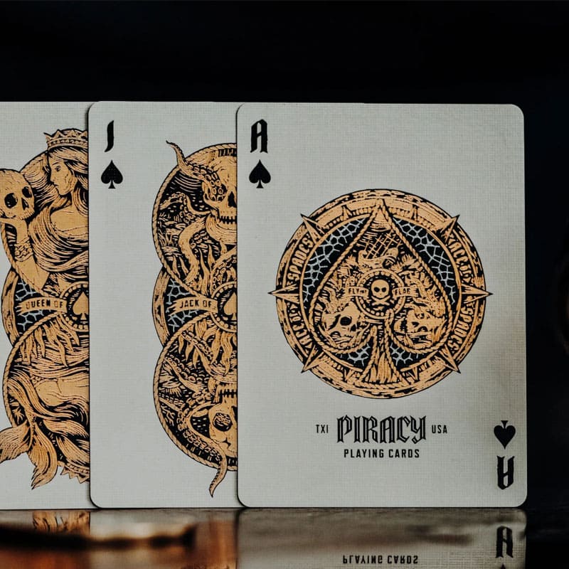 Baralho Piracy Fly The Flag by Peter McKinnon 3 Unidades - Mercado de Luxo - O Maior E-Commerce de Bens, Produtos e Serviços de Luxo do Brasil.