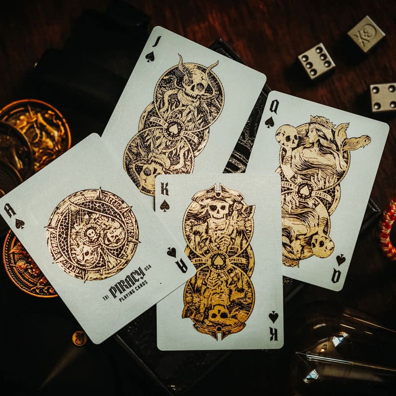 Baralho Piracy Fly The Flag by Peter McKinnon 3 Unidades - Mercado de Luxo - O Maior E-Commerce de Bens, Produtos e Serviços de Luxo do Brasil.