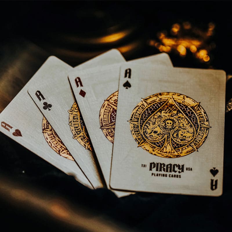 Baralho Piracy Fly The Flag by Peter McKinnon 3 Unidades - Mercado de Luxo - O Maior E-Commerce de Bens, Produtos e Serviços de Luxo do Brasil.