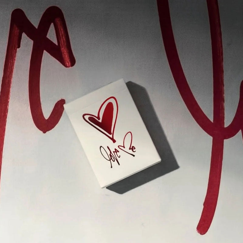 Baralho Love Me Inspired by Curtis Kulig's 3 Unidades - Mercado de Luxo - O Maior E-Commerce de Bens, Produtos e Serviços de Luxo do Brasil.