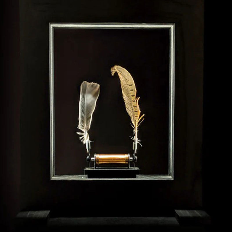 Luminária de Penas Slow Dance By Jeff Lieberman - Mercado de Luxo - O Maior E-Commerce de Bens, Produtos e Serviços de Luxo do Brasil.