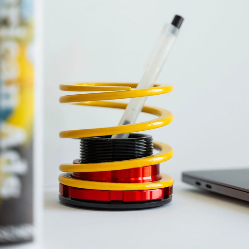 Porta Lápis Mini Suspensão Vermelho - Mercado de Luxo - O Maior E-Commerce de Bens, Produtos e Serviços de Luxo do Brasil.