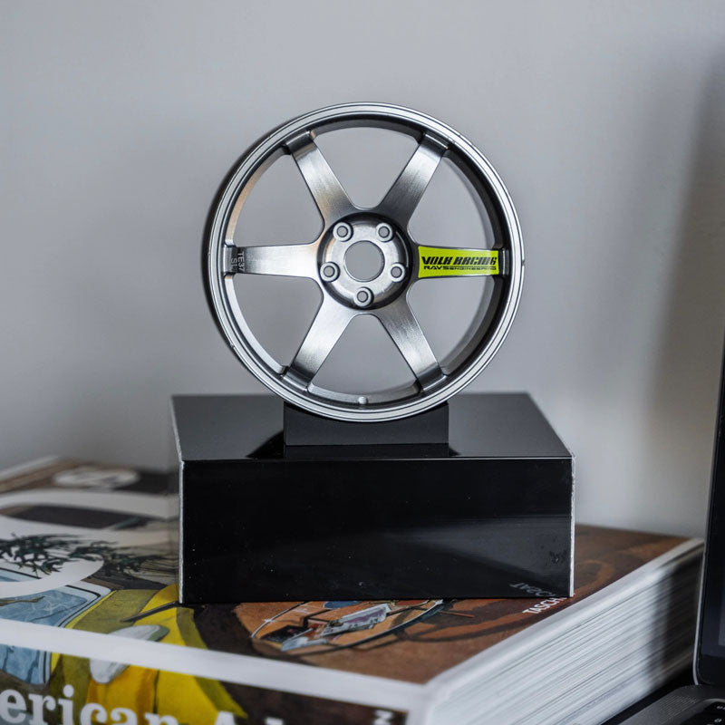 Mini Roda em Alumínio TE37 Platinum Grey e Amarelo - Mercado de Luxo - O Maior E-Commerce de Bens, Produtos e Serviços de Luxo do Brasil.