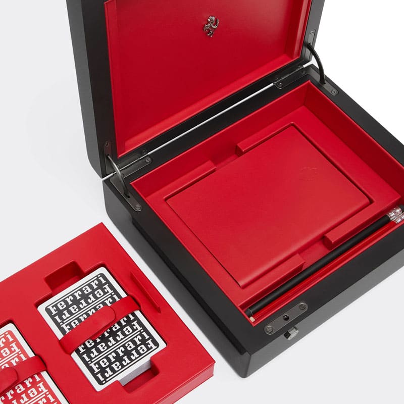 Baralho Oficial da Ferrari 2 unidades - Mercado de Luxo - O Maior E-Commerce de Bens, Produtos e Serviços de Luxo do Brasil.