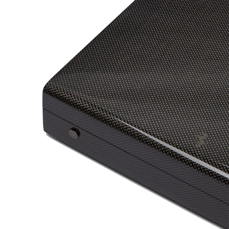 Jogo de Poker em Madeira e Fibra de Carbono Oficial da Ferrari - Mercado de Luxo - O Maior E-Commerce de Bens, Produtos e Serviços de Luxo do Brasil.