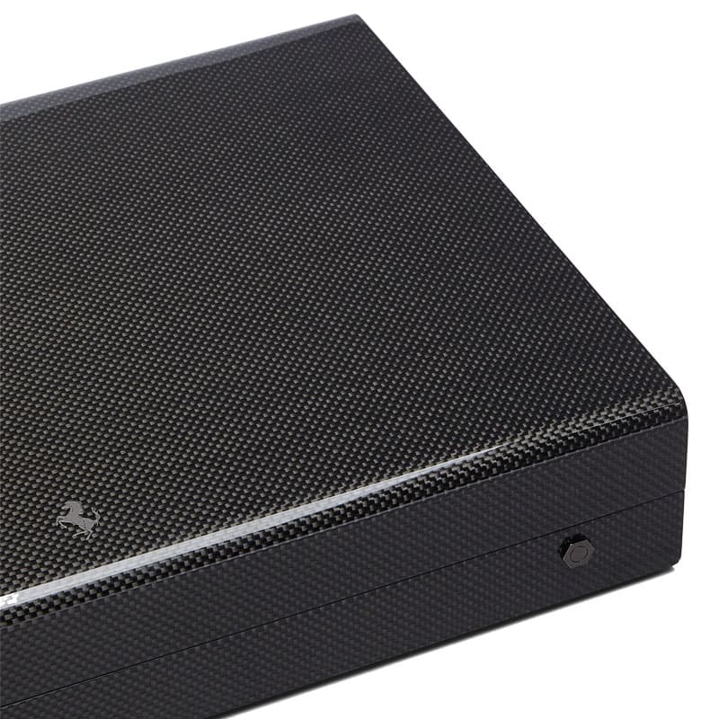 Jogo Gamão em Madeira e Fibra de Carbono Oficial da Ferrari - Mercado de Luxo - O Maior E-Commerce de Bens, Produtos e Serviços de Luxo do Brasil.