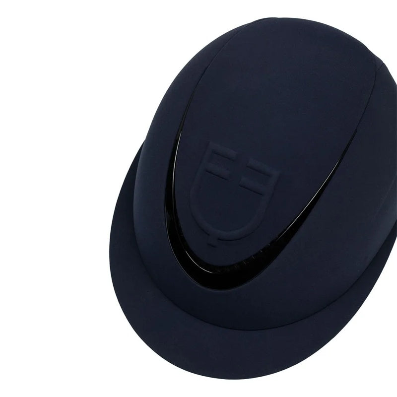 Capacete feminino com viseira larga e logotipo em relevo - Mercado de Luxo - O Maior E-Commerce de Bens, Produtos e Serviços de Luxo do Brasil.