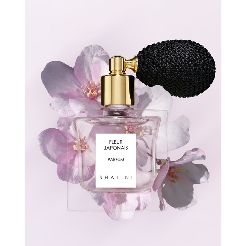 Perfume Fleur Japonais Parfum with Black Bulb Atomizer 50ml Extrait "Pure" Parfum - Mercado de Luxo - O Maior E-Commerce de Bens, Produtos e Serviços de Luxo do Brasil.