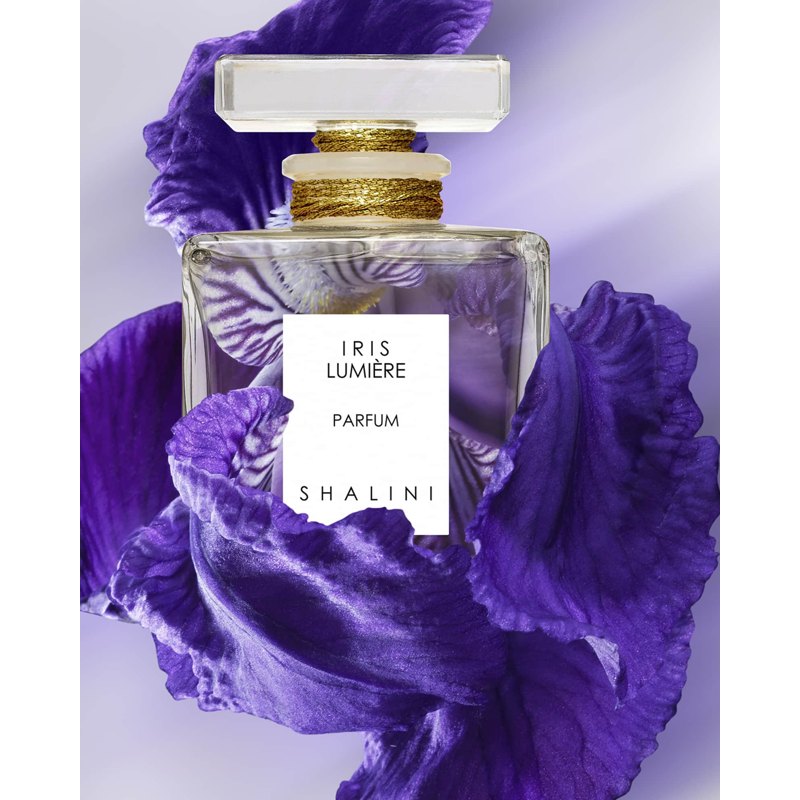 Perfume Iris Lumiere Parfum in Cubique Glass Bottle w/ Glass Atomizer 50ml Extrait "Pure" Parfum - Mercado de Luxo - O Maior E-Commerce de Bens, Produtos e Serviços de Luxo do Brasil.