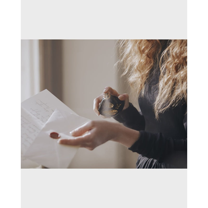 Perfume Izia La Nuit 100ml Eau De Parfum - Mercado de Luxo - O Maior E-Commerce de Bens, Produtos e Serviços de Luxo do Brasil.