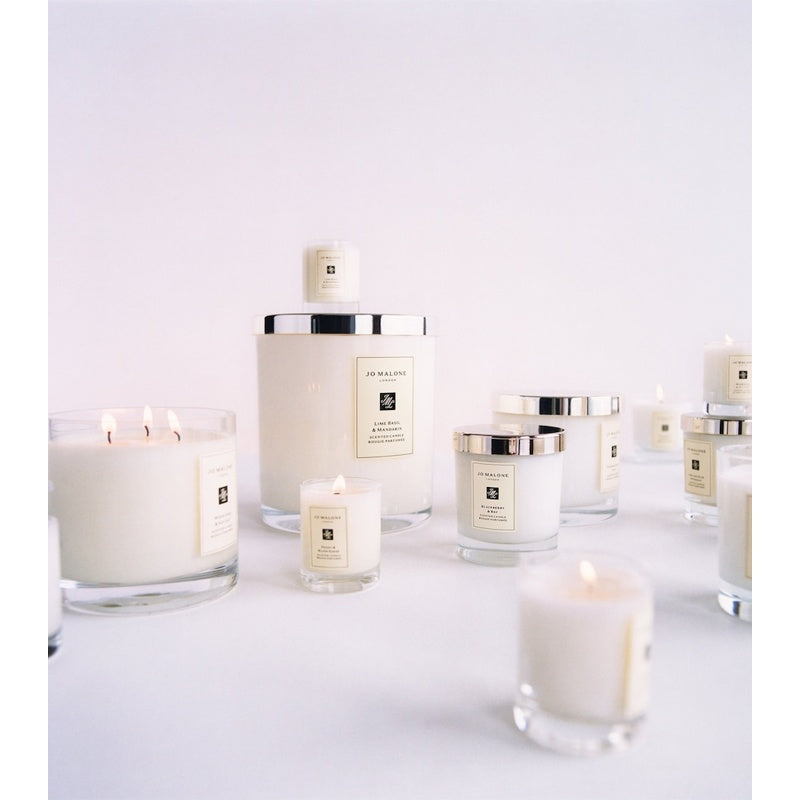 Vela Peony & Blush Suede Classic 200g - Mercado de Luxo - O Maior E-Commerce de Bens, Produtos e Serviços de Luxo do Brasil.