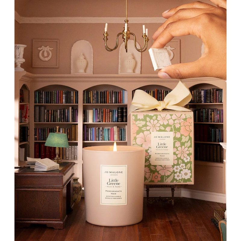 Vela x Little Greene Special Edition Pomegranate Noir Scented 200g - Mercado de Luxo - O Maior E-Commerce de Bens, Produtos e Serviços de Luxo do Brasil.
